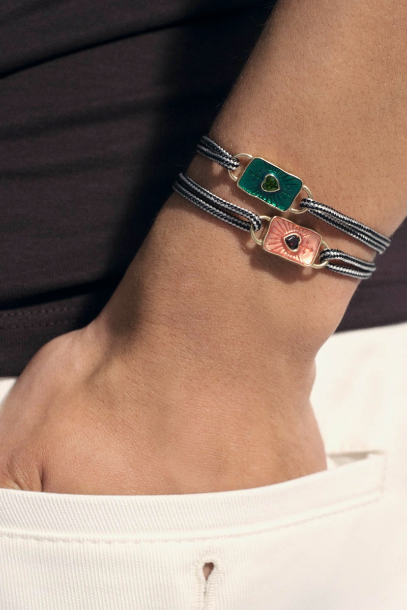 Bracelet Deva Pascale Monvoisin en or jaune, grenat et r&eacute;sine sur cordon bicolore ajustable, port&eacute; en accumulation.