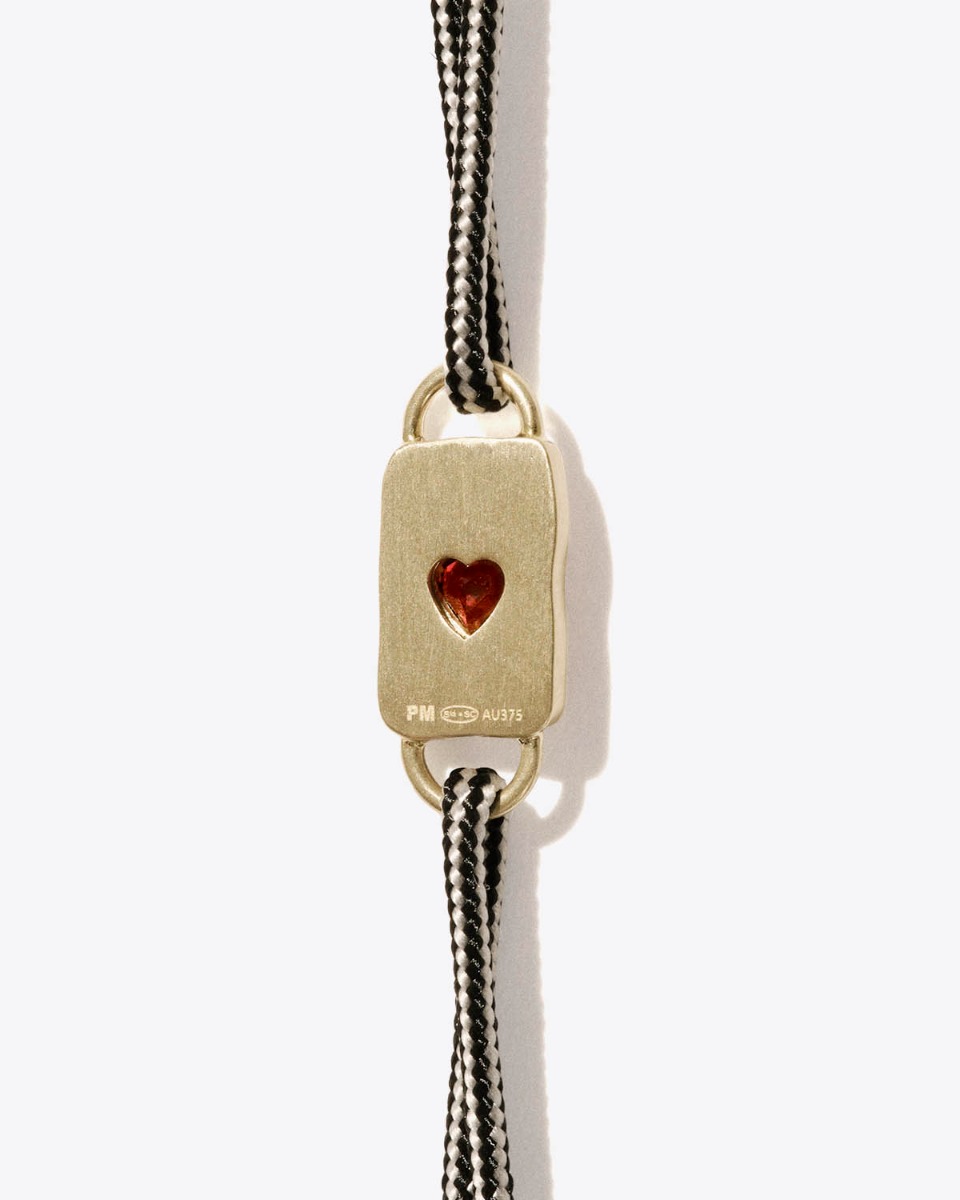 Bracelet Deva Pascale Monvoisin en or jaune, grenat et r&eacute;sine sur cordon bicolore ajustable, vu de dos.