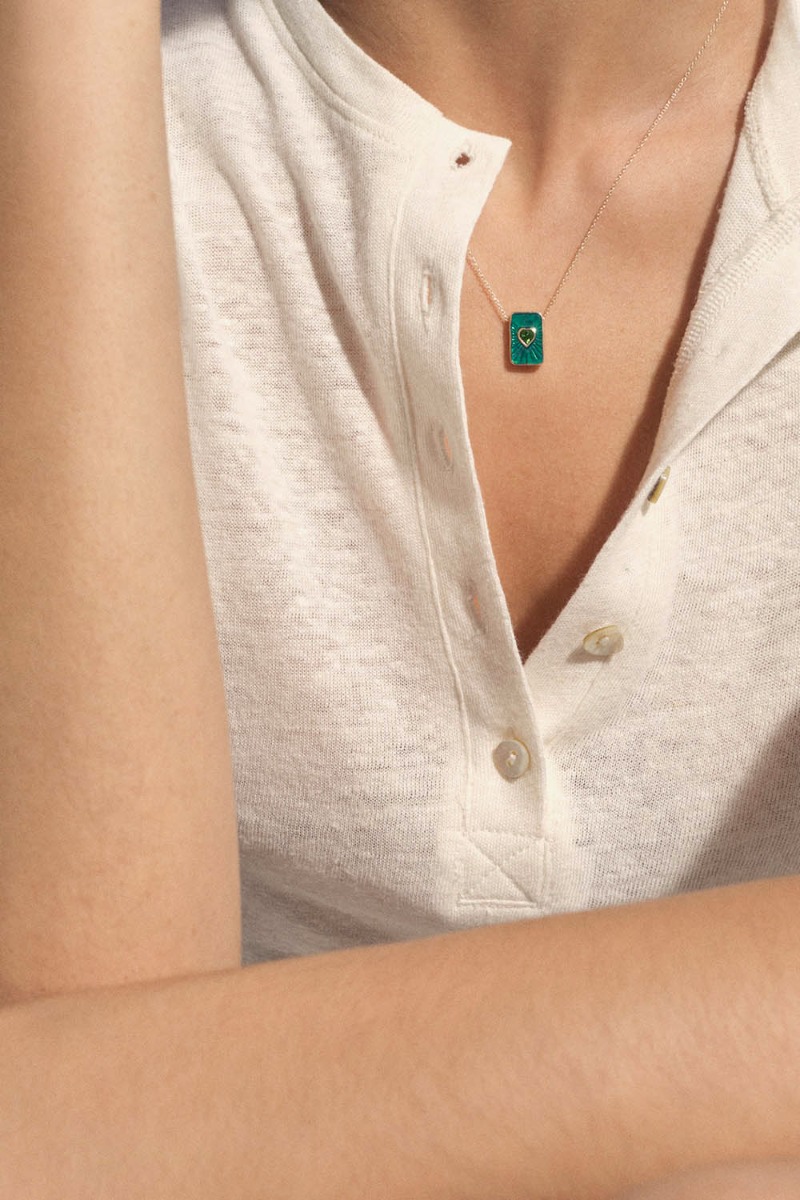 Collier Deva Pascale Monvoisin en or jaune, diopside et r&eacute;sine verte, port&eacute; de face.