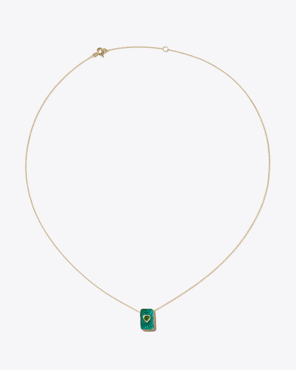 Collier Deva Pascale Monvoisin en or jaune, diopside et r&eacute;sine verte, vu de face. D&eacute;tail du fermoir ajustable de la chaine en or.