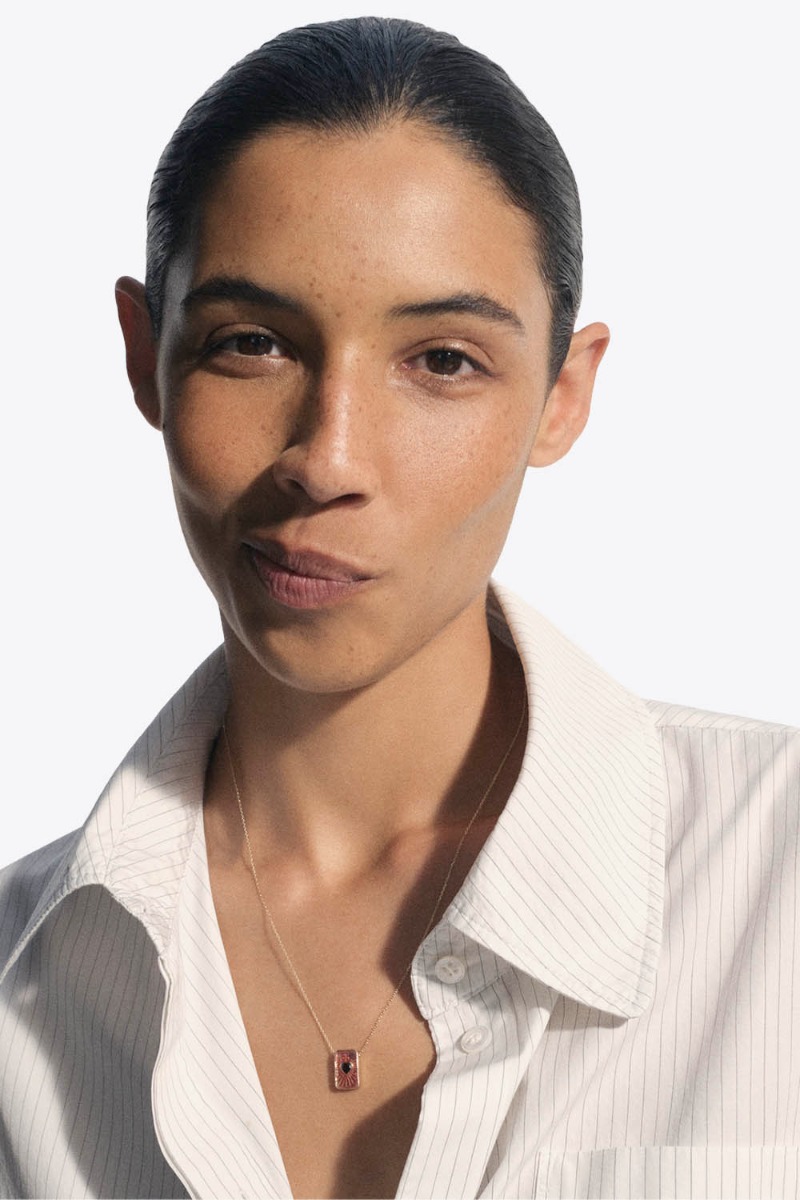 Collier Deva Pascale Monvoisin en or jaune, grenat et r&eacute;sine, port&eacute; de face.