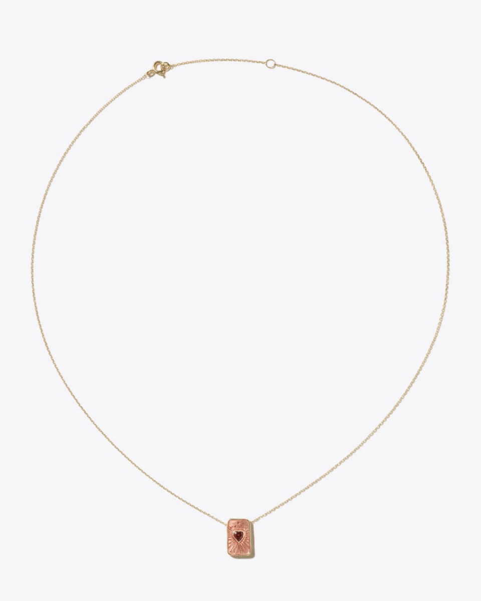 Collier Deva Pascale Monvoisin en or jaune, grenat et r&eacute;sine, vu de face. D&eacute;tail de la chaine ajustable en or jaune.