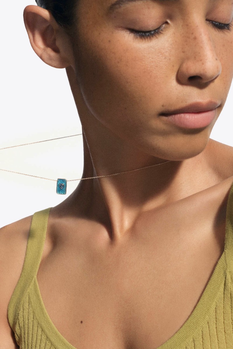 Collier Duna Pascale Monvoisin en or jaune, topaze et r&eacute;sine bleu, port&eacute; de face.