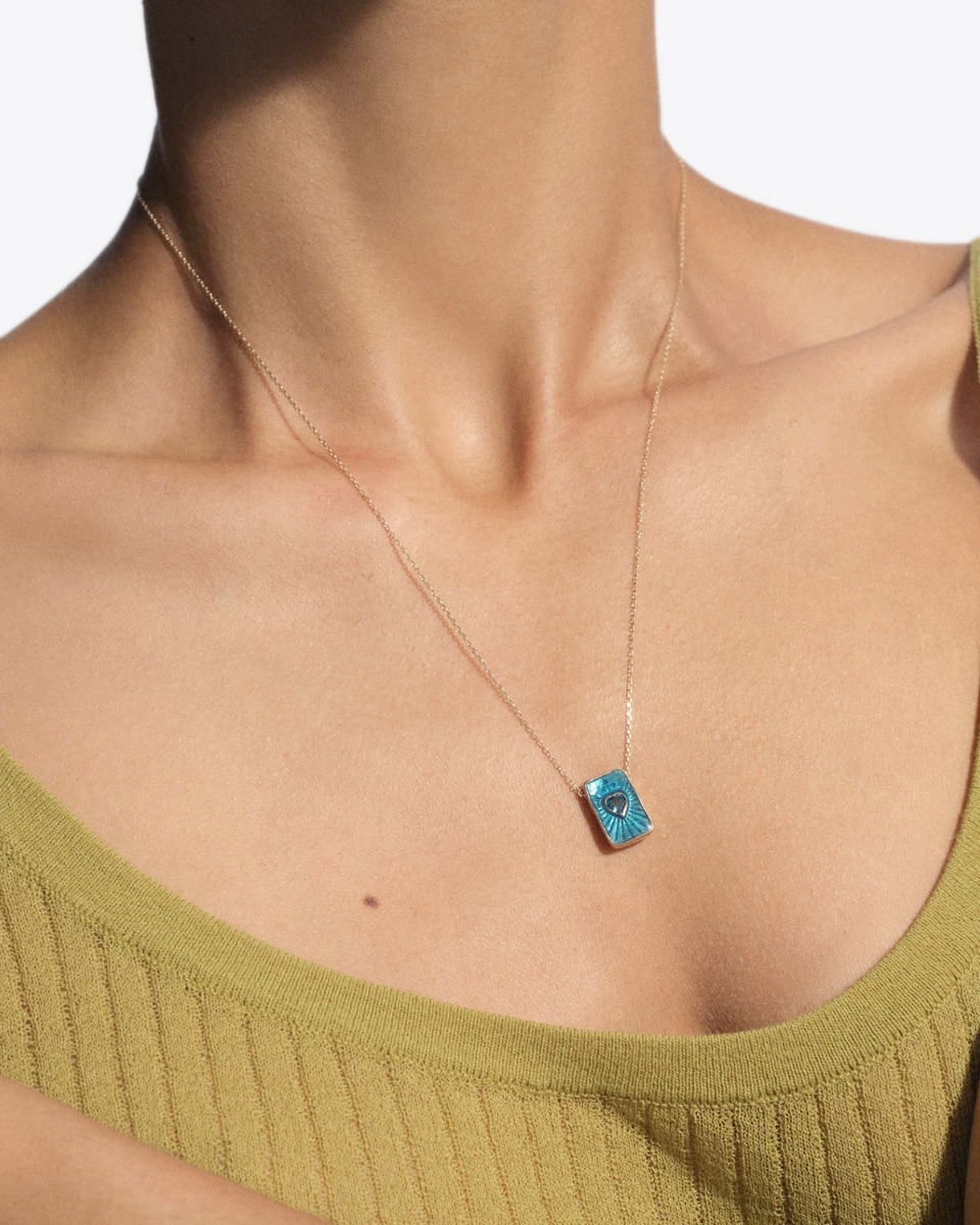 Collier Duna Pascale Monvoisin en or jaune, topaze et r&eacute;sine bleu, port&eacute; de face. D&eacute;tail de la longueur.