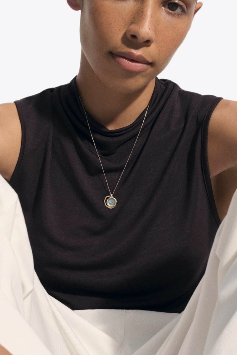 Collier Ga&iuml;a N&deg;3 Pascale Monvoisin en or jaune et pierre de lune sur chaine, port&eacute; de face.