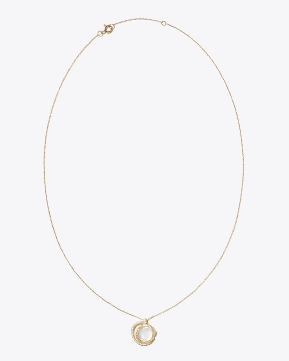 Collier Ga&iuml;a N&deg;3 Pascale Monvoisin en or jaune et pierre de lune sur chaine, vu de face. D&eacute;tail du fermoir ajustable.