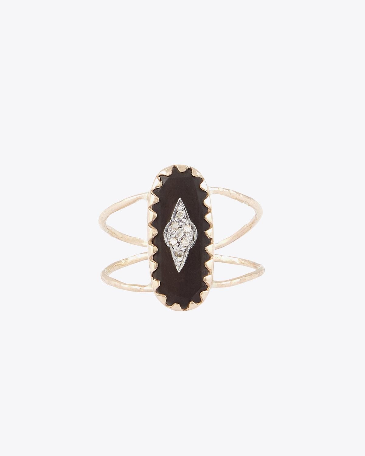 Bague Bakélite noir sertie d'or rose et pavée de diamants Mahé Pascale Monvoisin. Face.