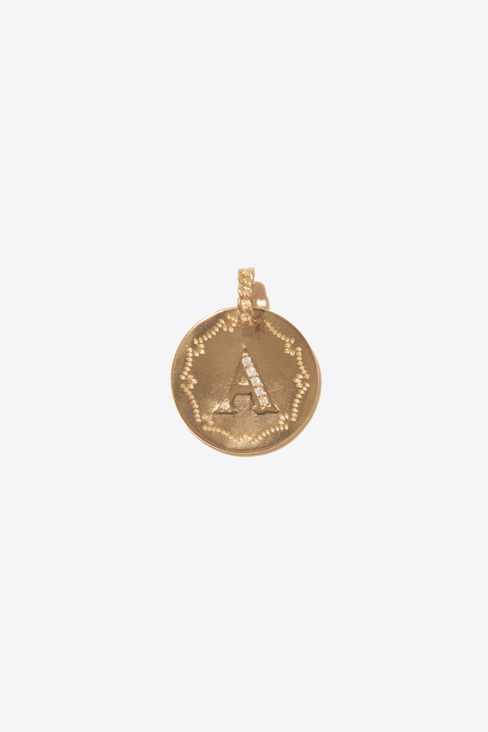 Produit Pendentif  rond en or jaune ciselé sur les contours, Lettre A en relief pavée de diamants Alphabet Pascale Monvoisin. Face.  