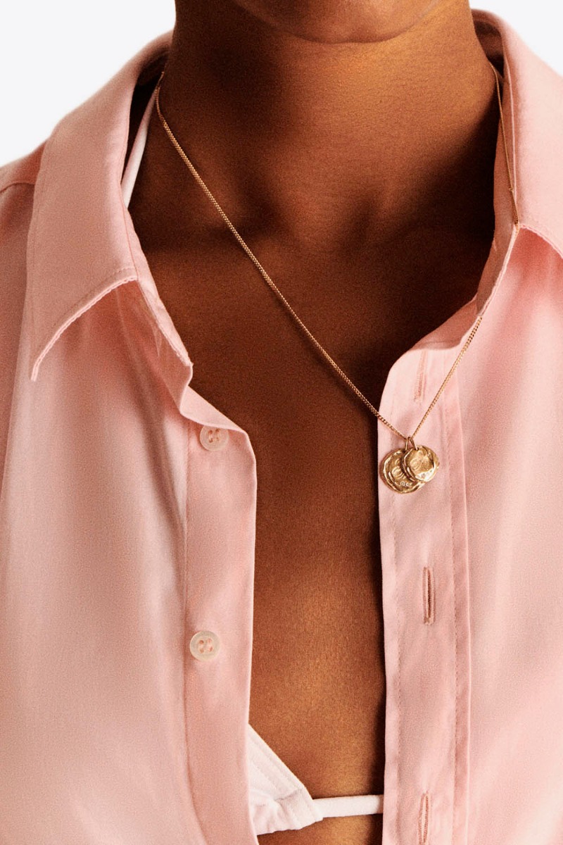 Pendentif Initiale N&deg;6 Pascale Monvoisin en or jaune et diamant, port&eacute; de face en accumulation.