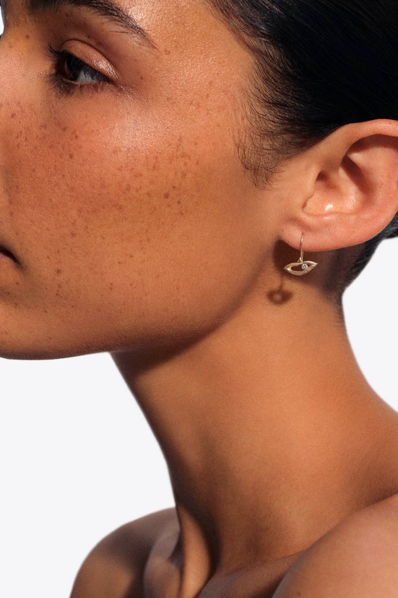 Boucle d'oreille Noor Pascale Monvoisin en or jaune et diamant, port&eacute;e de profil.