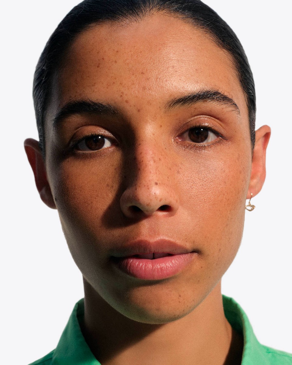 Boucle d'oreille Noor Pascale Monvoisin en or jaune et diamant, port&eacute;e de face.