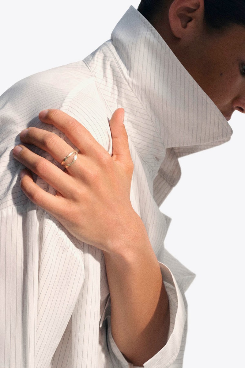 Bague Noor N&deg;1 Pascale Monvoisin en or jaune martel&eacute; et diamant, port&eacute;e de face au majeur.