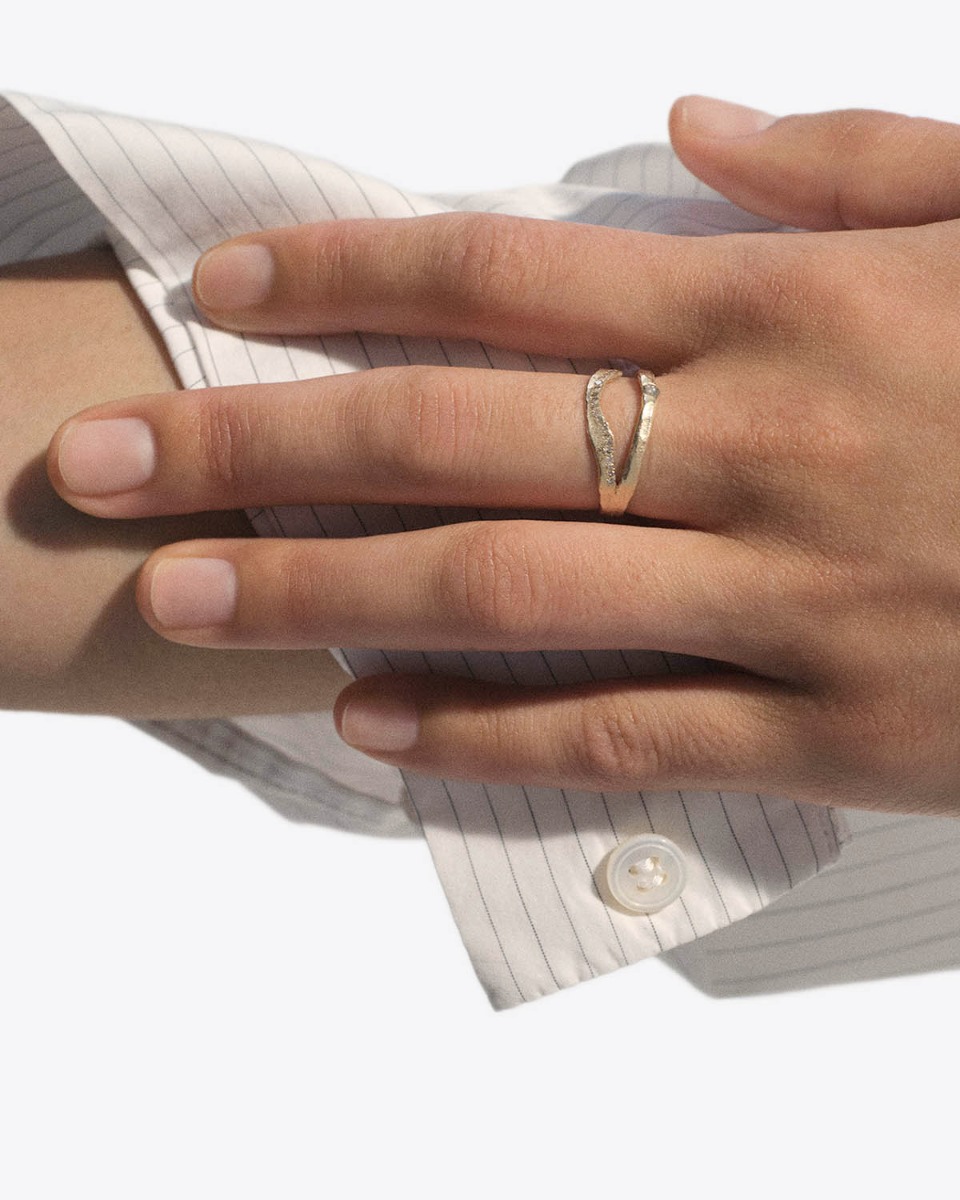 Bague Noor N&deg;1 Pascale Monvoisin en or jaune martel&eacute; et diamant, port&eacute;e au majeur. D&eacute;tail des diamants.