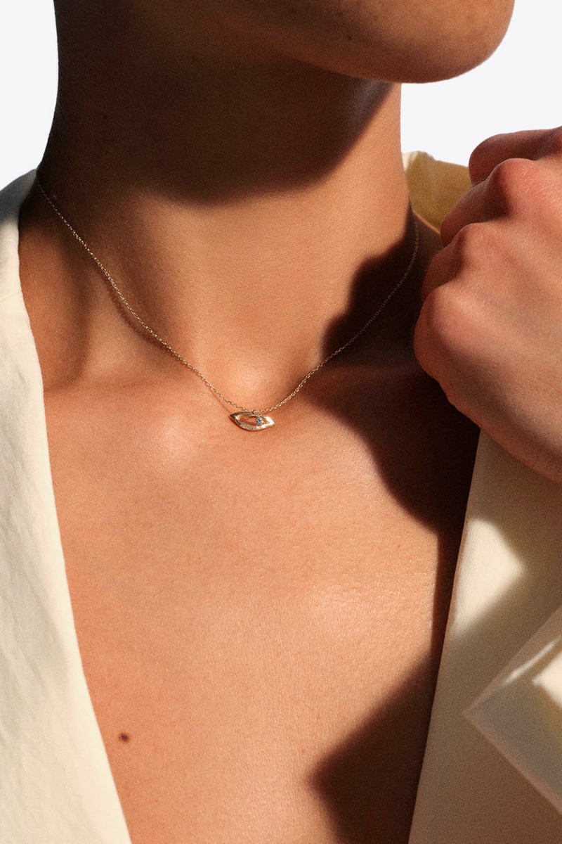 Collier Noor N&deg;1 Pascale Monvoisin en or jaune et diamant, port&eacute; de face.