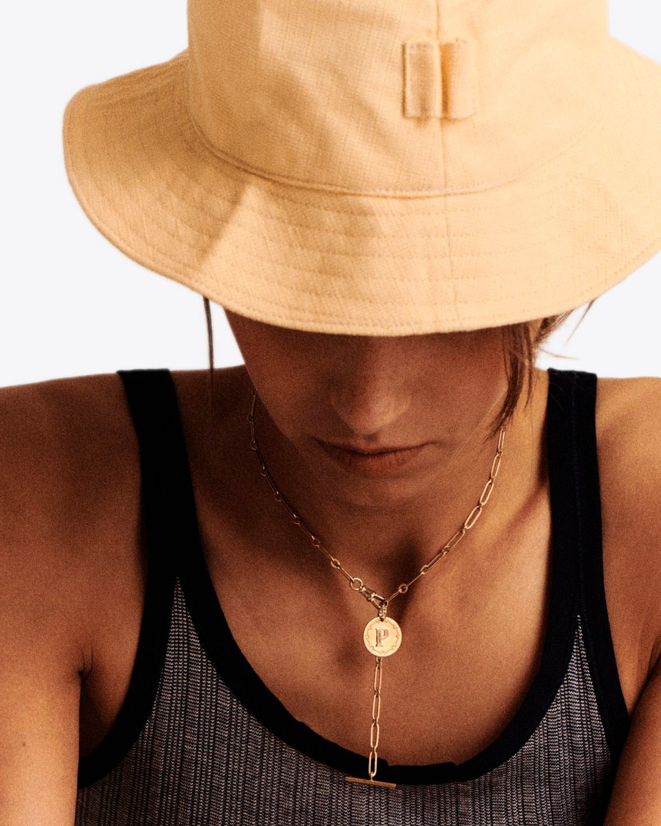 Pendentif Alphabet Pascale Monvoisin en or jaune et diamant, port&eacute; sur un chaine &agrave; mousqueton Pascale Monvoisin. Lettre P pav&eacute;e de diamants.