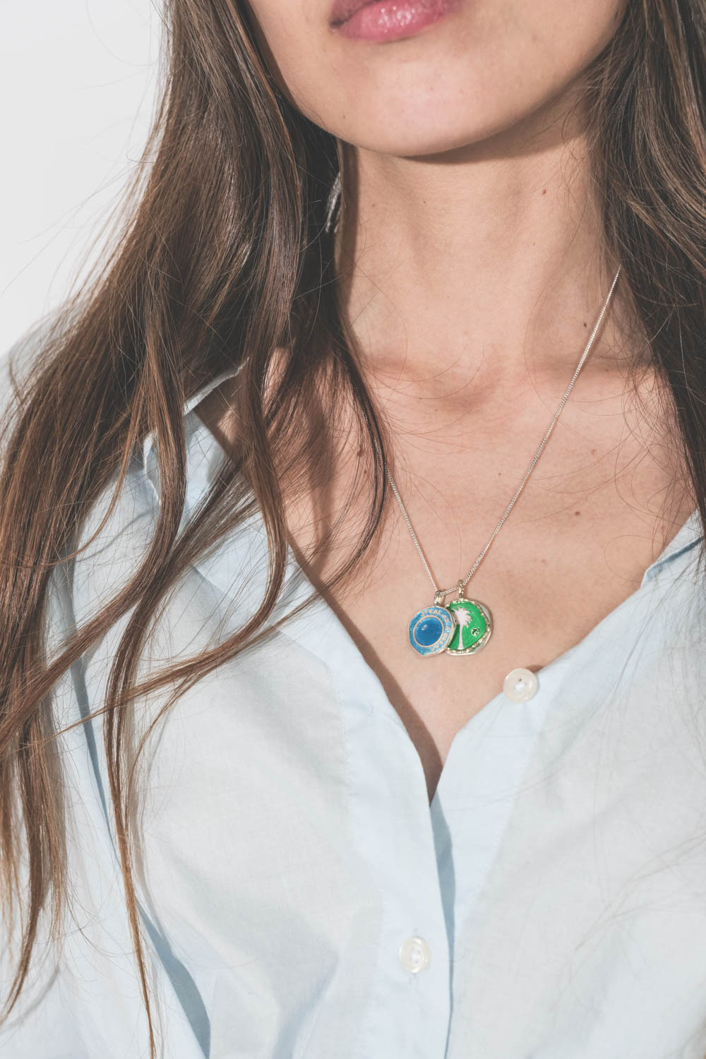 Pendentif en argent émail bleu Hydra Pascale Monvoisin. Porté sur une chaine en argent June et une autre médaille en émail verte Faro Pascale Monvoisin. 
