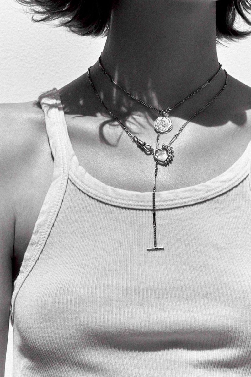 M&eacute;daille grav&eacute;e PM en or jaune et diamants Initiale N&deg;4 Pascale Monvoisin, port&eacute;e ras du cou. 