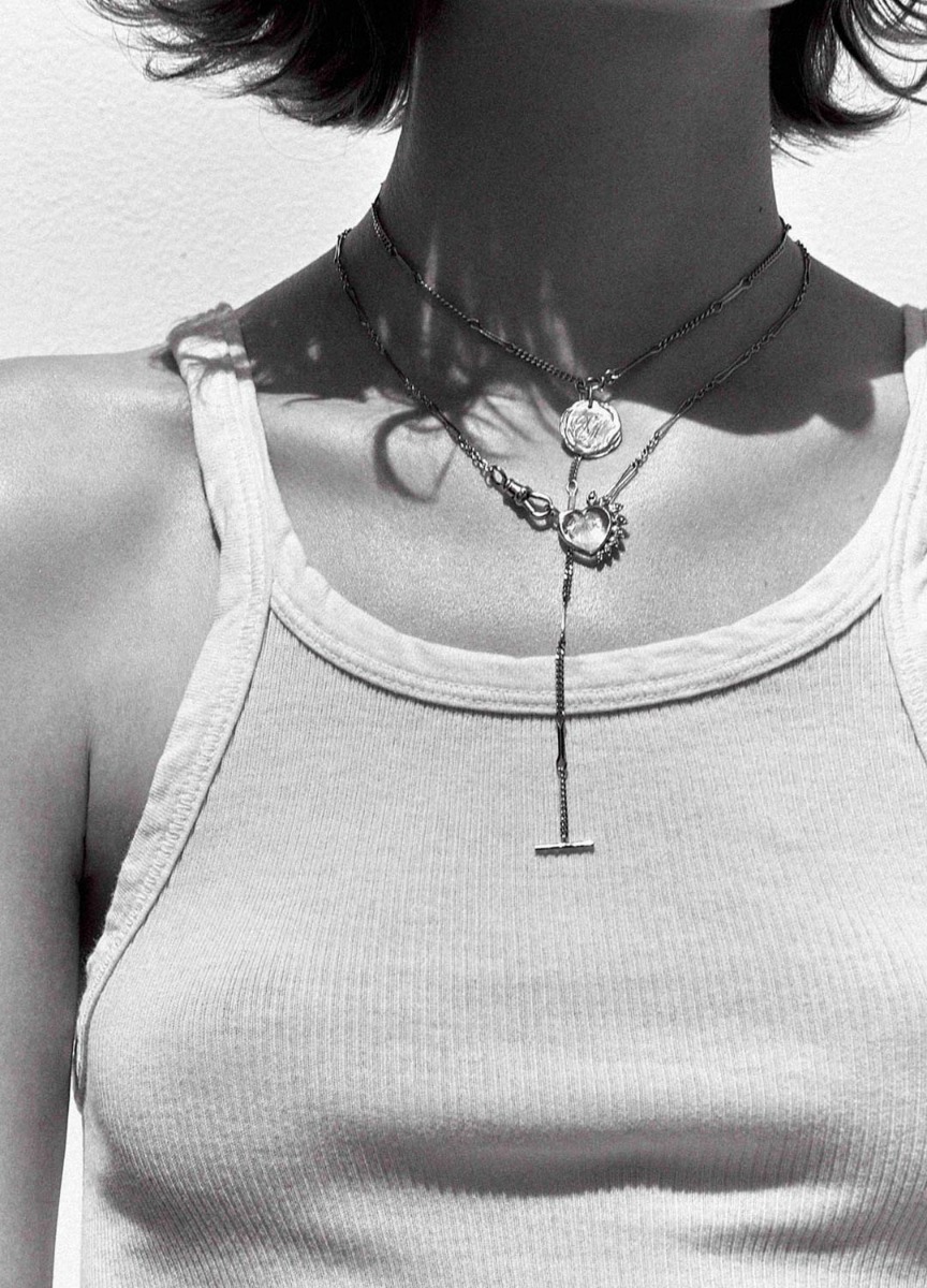 M&eacute;daille grav&eacute;e PM en or jaune et diamants Initiale N&deg;4 Pascale Monvoisin, port&eacute;e ras du cou. 