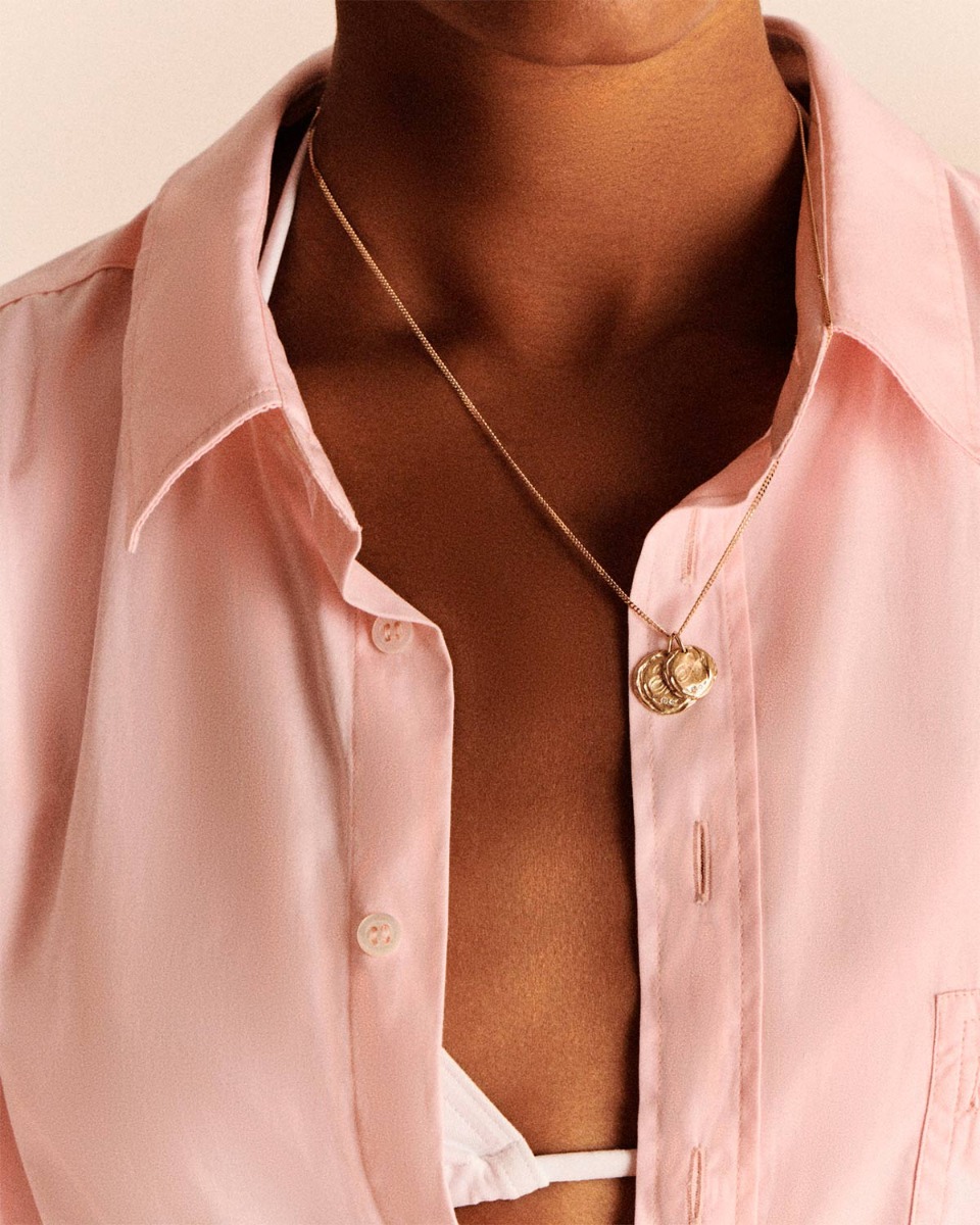 M&eacute;daille grav&eacute;e PM en or jaune et diamants Initiale N&deg;4 Pascale Monvoisin, port&eacute;e sur une chaine longue en accumulation. 