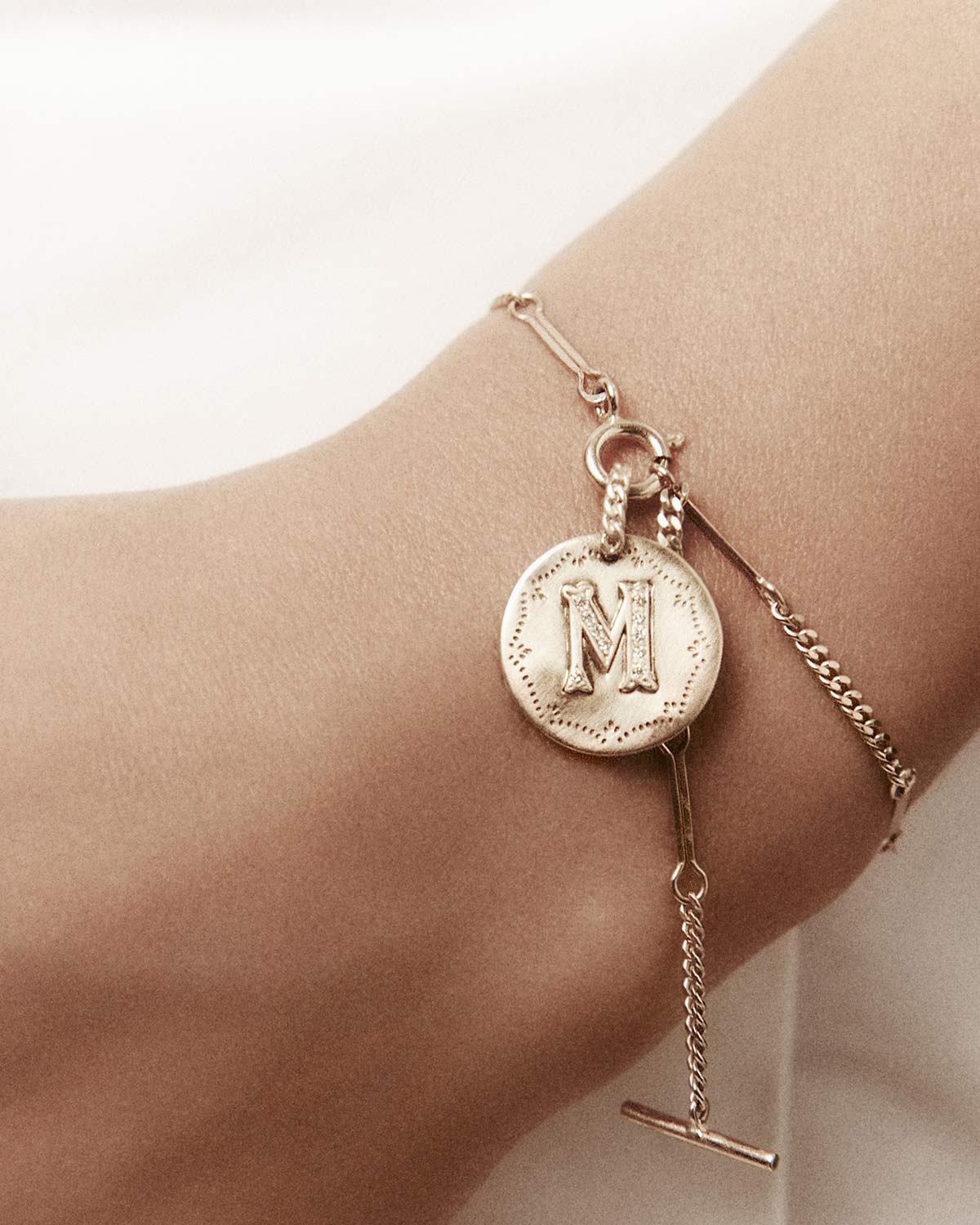Produit Pendentif en or jaune pavé de diamants gravure M comme Maman Pascale Monvoisin.