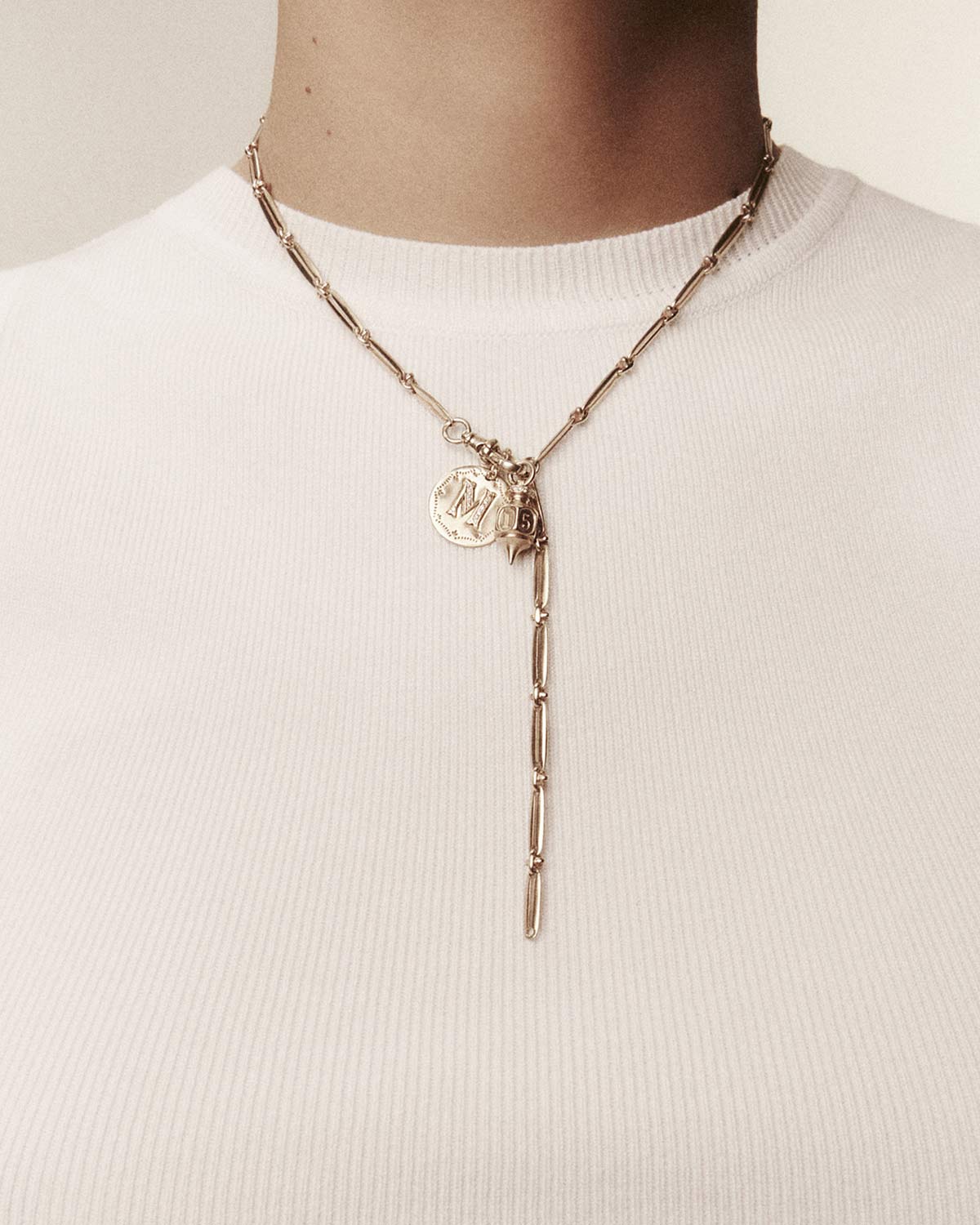 Pendentif en or jaune pavé de diamants gravure M comme Maman Pascale Monvoisin.