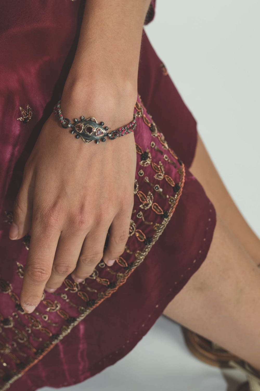 Produit Patricia Arango Bracelet  Nawi  Tourmaline Rose. Porté. 