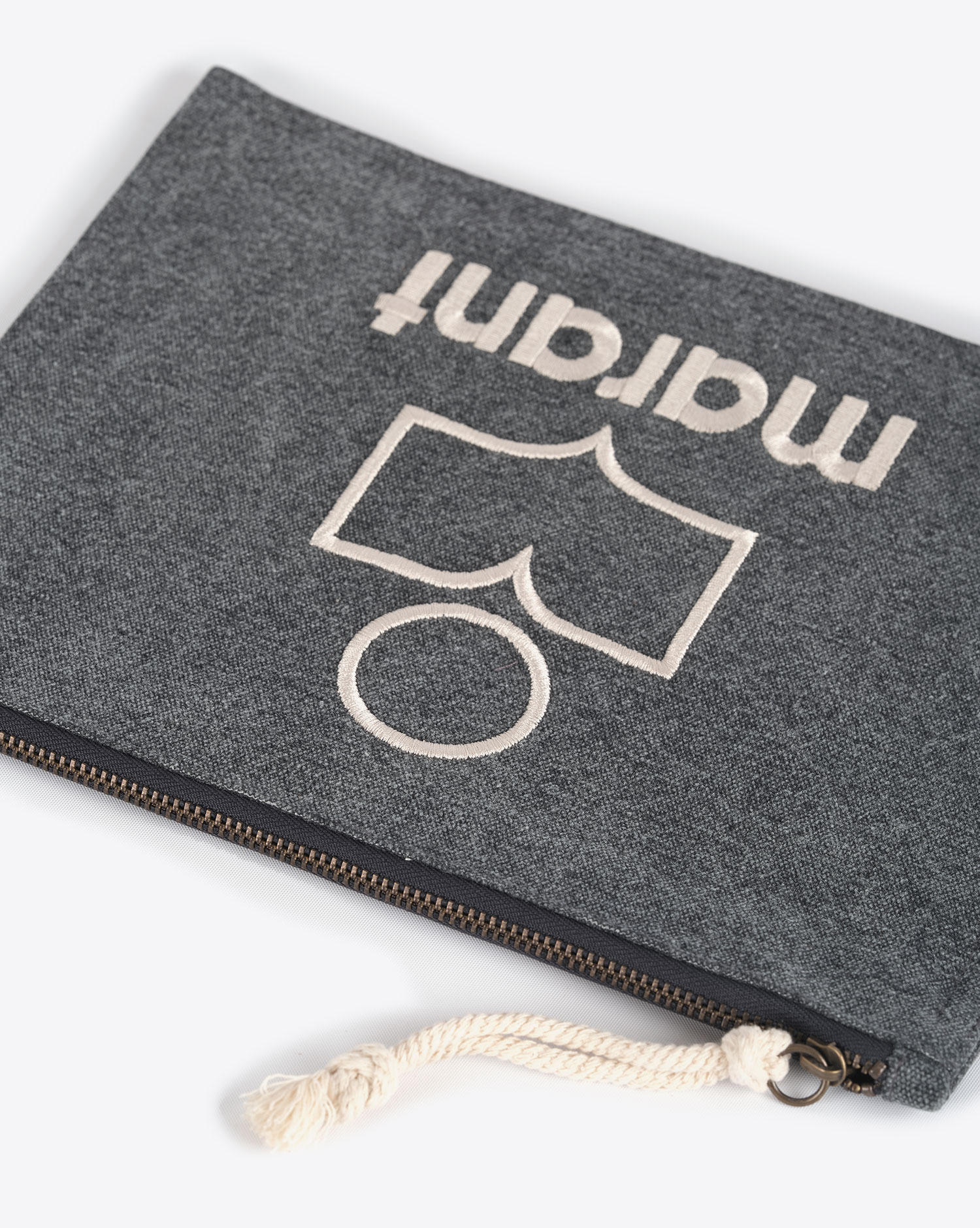 Produit Pochette Netia avec logo Isabel Marant en coton noir délavé.