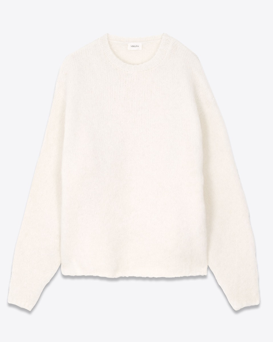Pull oversize Mikuta en alpaga écru. Vue de face.