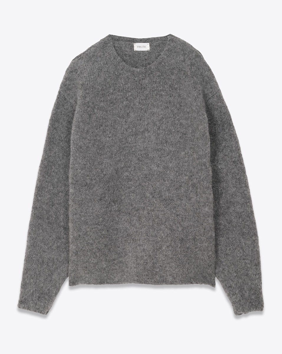 Pull oversize mikuta en baby alpaga gris. Vue de face.