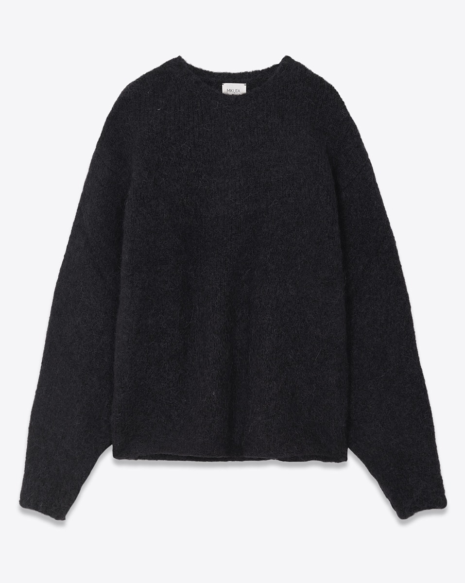 Pull oversize Mikuta en alpaga noir. Vue de face.