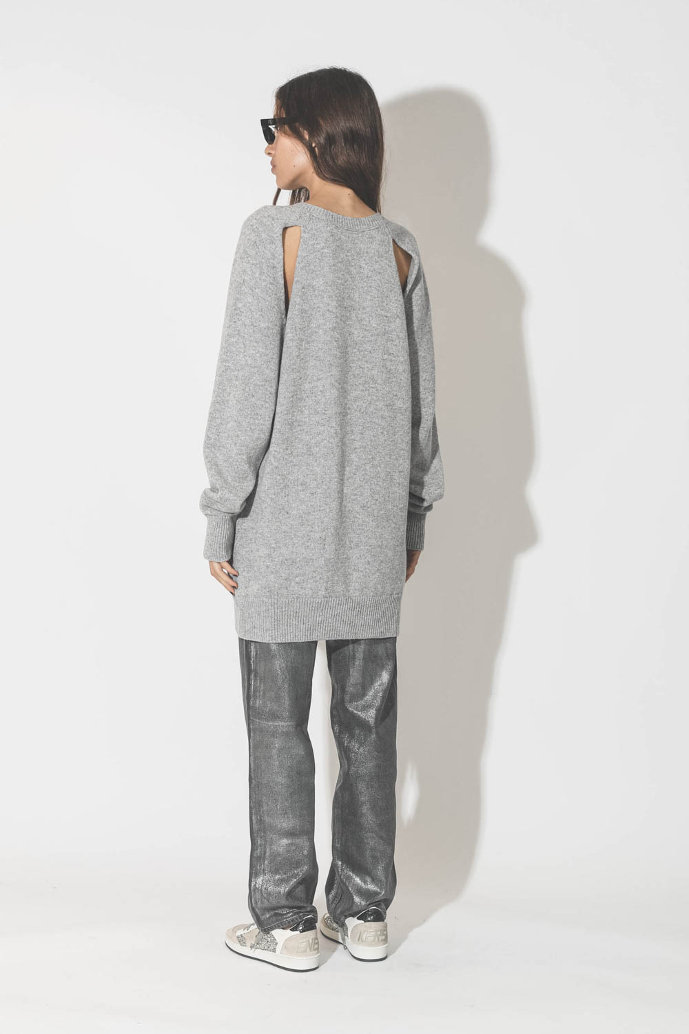 Robe pull en cachemire gris col V emmanchures ouvertes. Porté de dos.