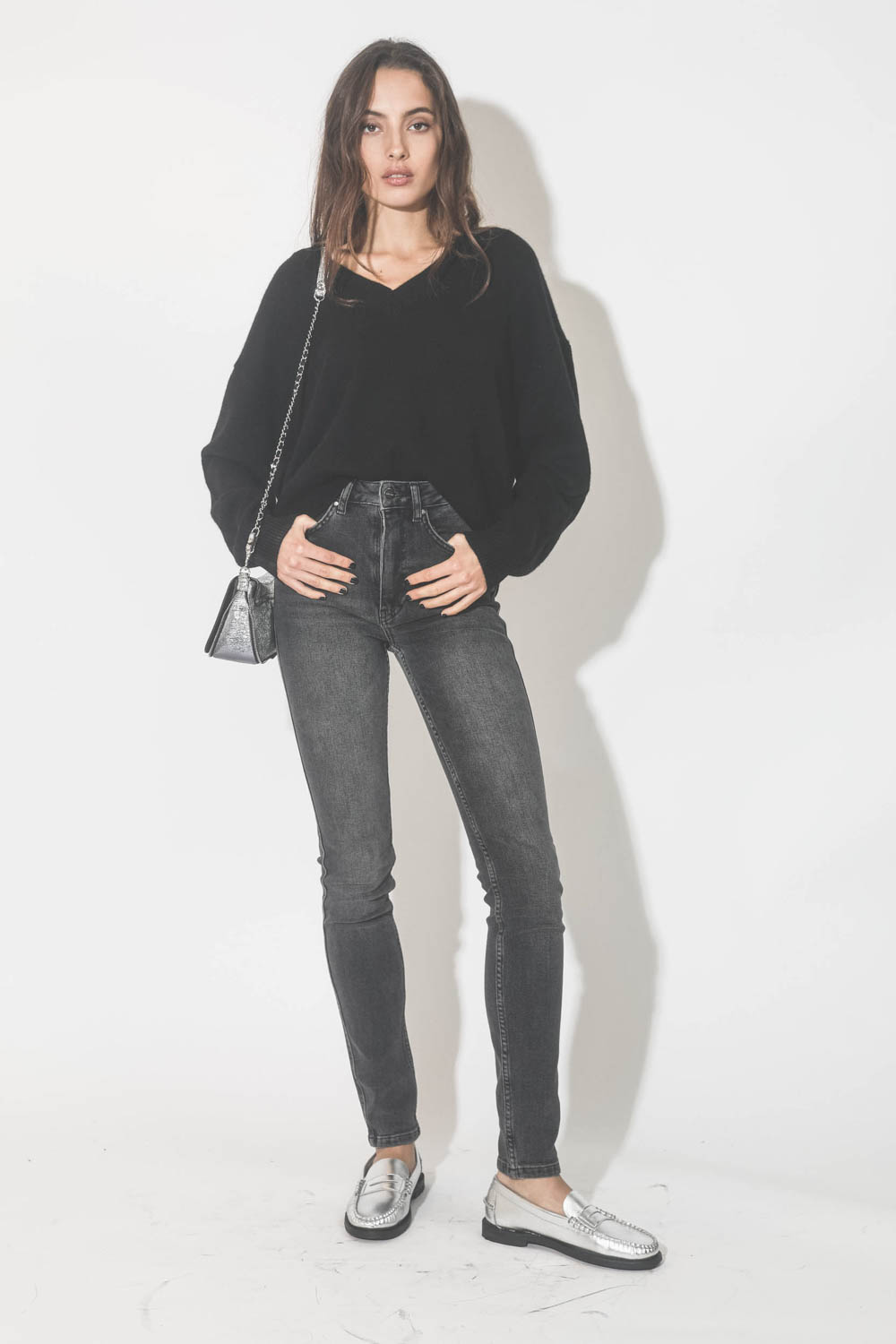 Pull col V en cachemire noir Lee Anine Bing. Port&eacute; de face.