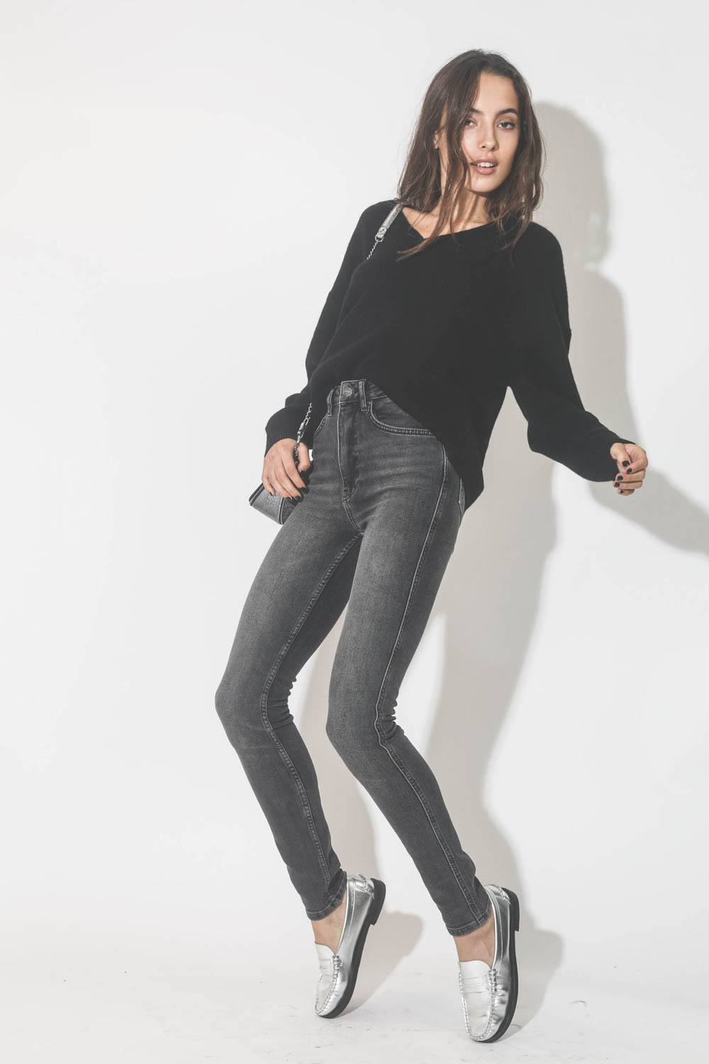 Pull col V en cachemire noir Lee Anine Bing. Port&eacute; avec un jeans  slim taille haute gris.