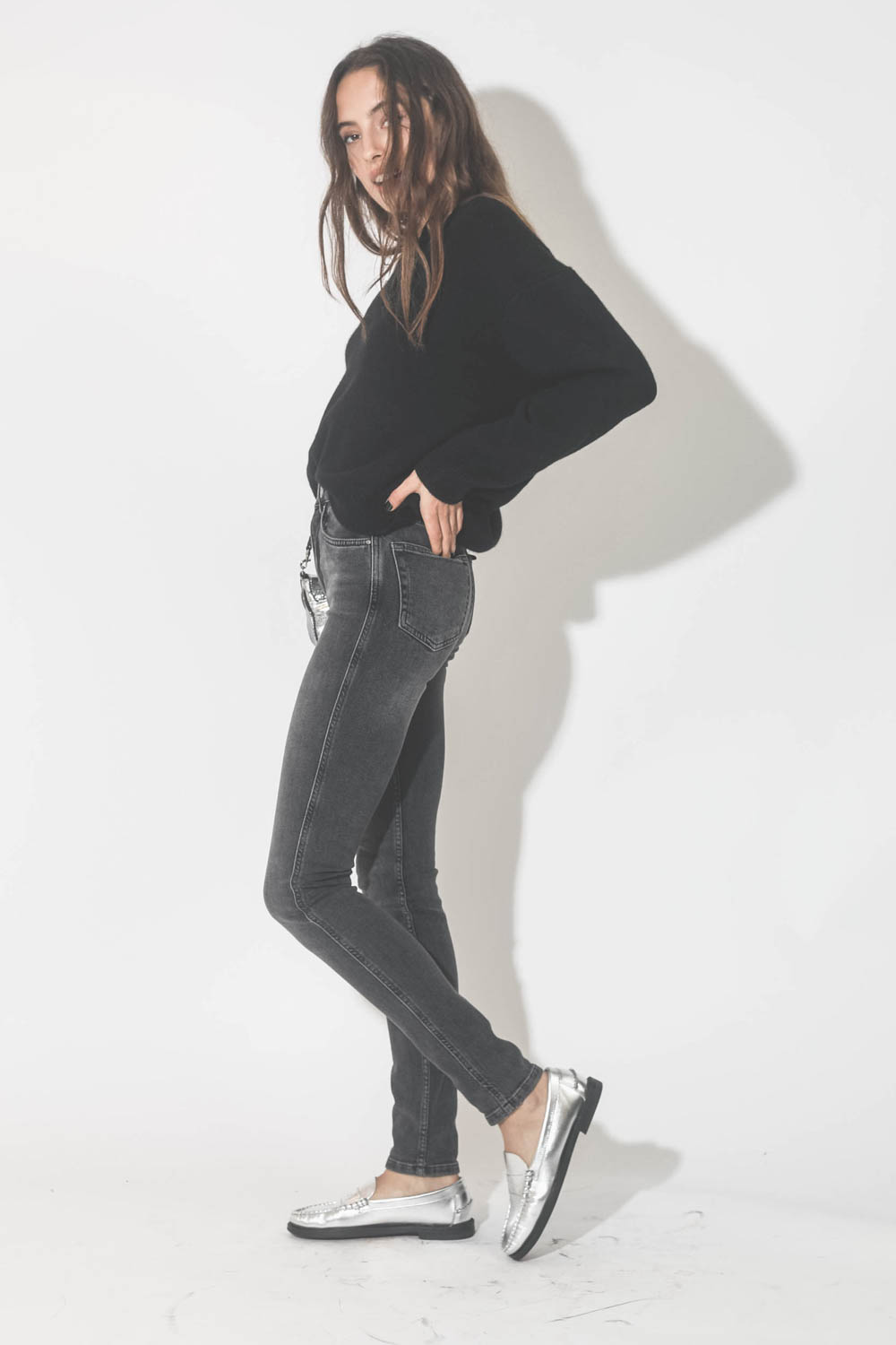 Pull col V en cachemire noir Lee Anine Bing. Port&eacute; de profil.