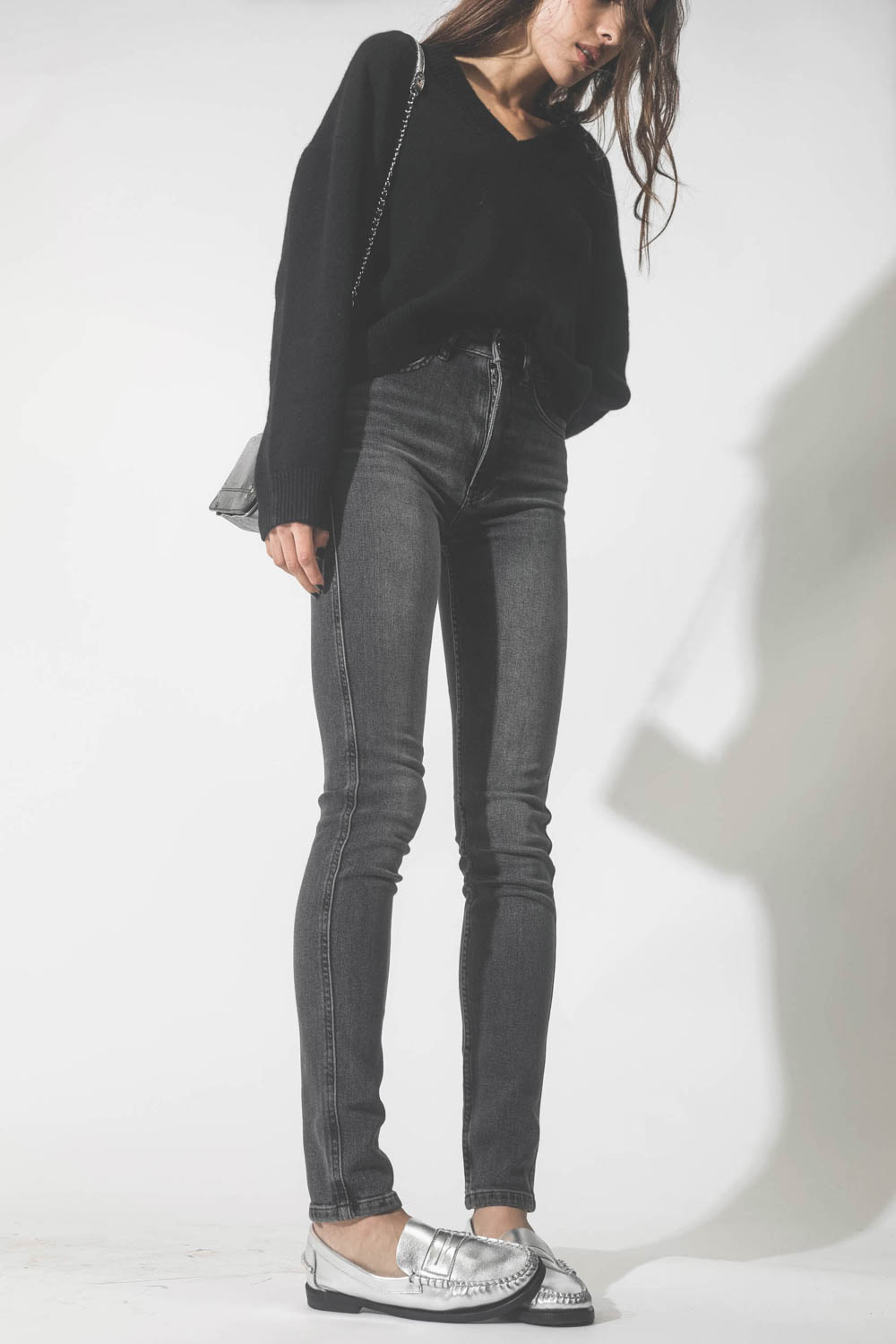 Pull col V en cachemire noir Lee Anine Bing. Port&eacute; avec des mocassins en cuir argent.