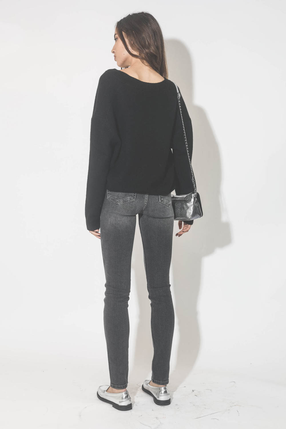 Pull col V en cachemire noir Lee Anine Bing. Port&eacute; de dos.