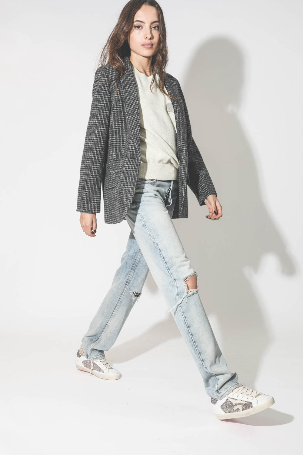 Pull col rond en coton gris clair logo argent Marisans Isabel Marant Etoile. Porté avec un blazer pied de poule gris.