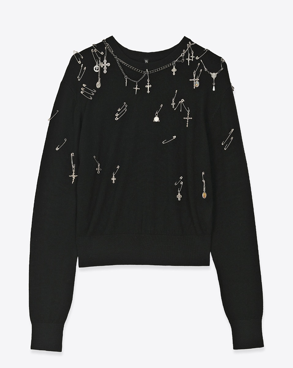 Produit Pull Tight Waist Crewneck Sweater R13 en laine noire, avec bijoux argentés. Vue de face.