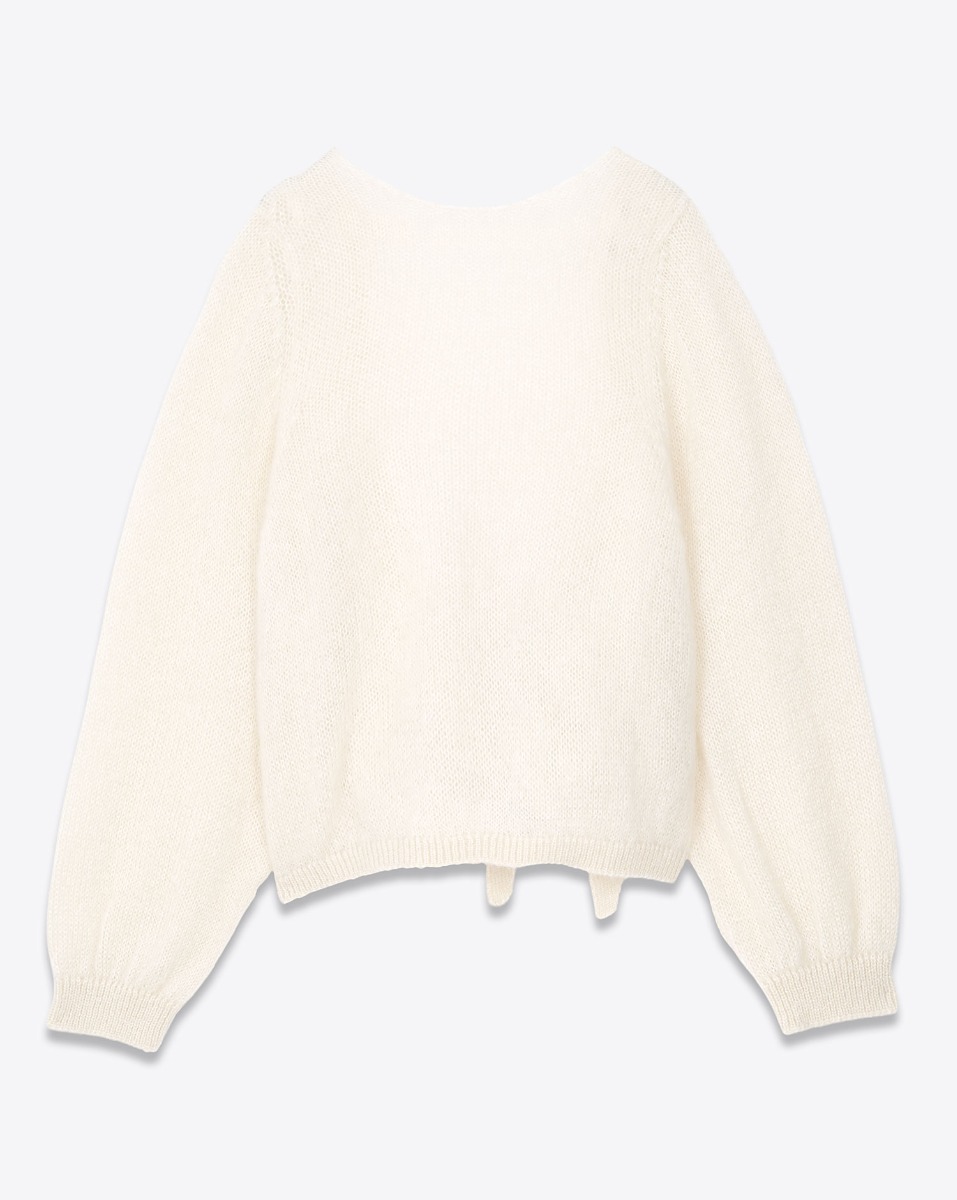 Pull dos-nu Mikuta en mohair écru noué dans le dos. Vue de face.