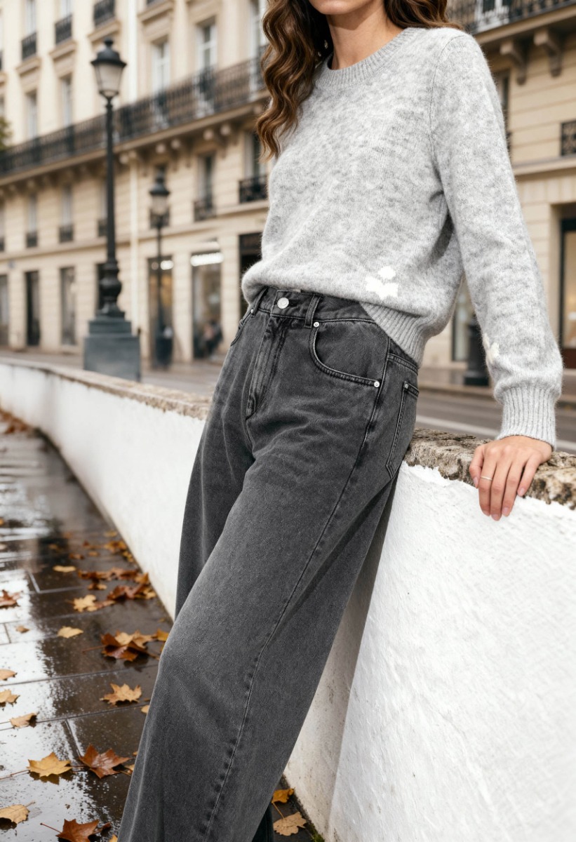 Pull Isadora Isabel Marant &Eacute;toile en baby mohair m&eacute;lang&eacute; gris chin&eacute;, mini-logo "Marant" &eacute;cru sur le bas, port&eacute; l&eacute;g&egrave;rement rentr&eacute; dans un jean gris.