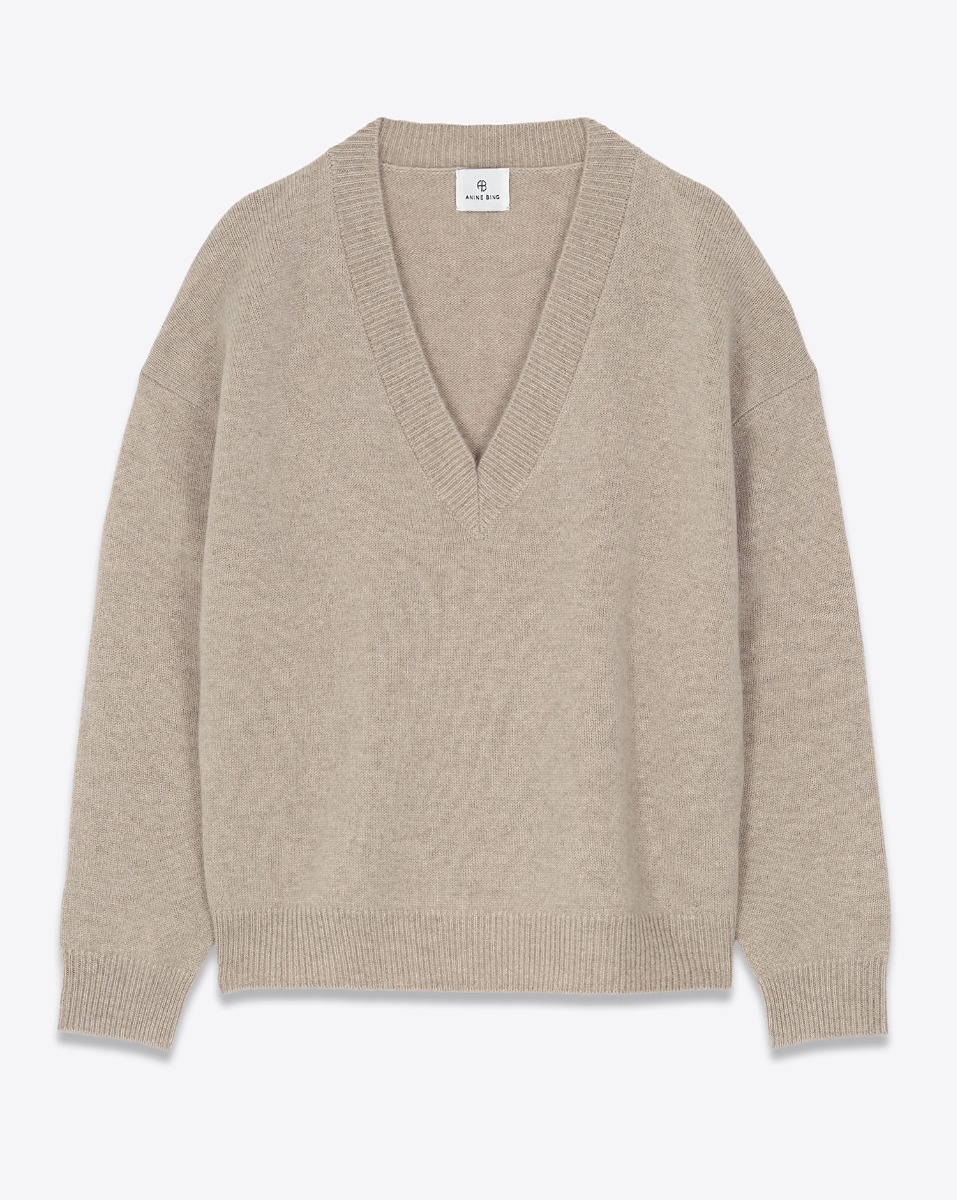 Pull col V Lee Anine Bing en cachemire beige. Vue de face. 