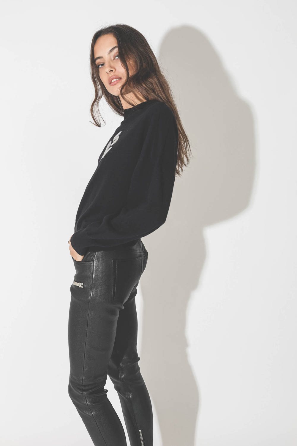 Pull col rond en coton noir logo argent Isabel Marant Etoile. Porté de profil.