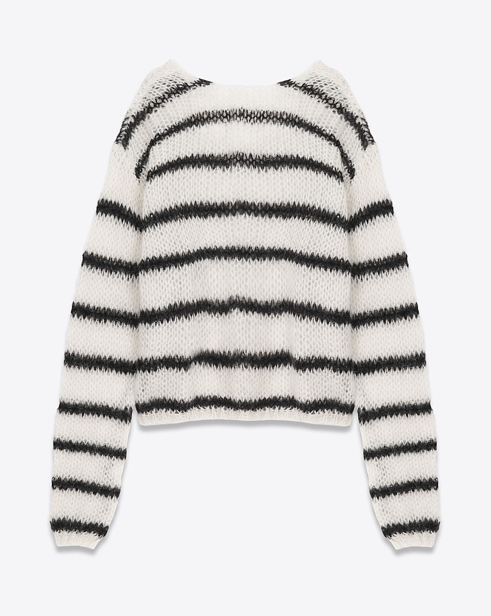 Pull court en mohair rayé noir et blanc Mikuta. Vue de face.