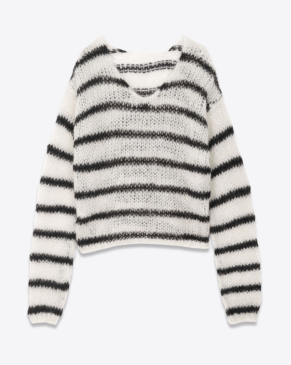 Pull court en mohair rayé noir et blanc Mikuta. Détail du dos légèrement dos-nu. 