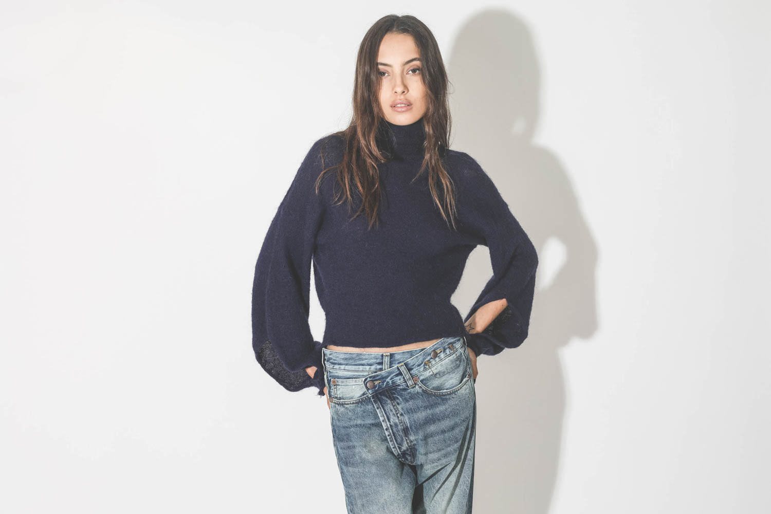 Pull dos nu col roulé en mohair bleu Maison Flaneur. Détails des manches ouvertes.
