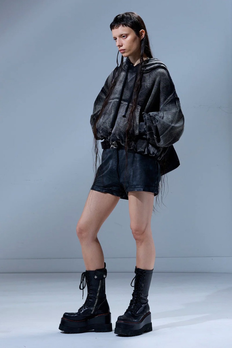 Sweat-shirt à capuche Balloon Popover noir délavé R13, porté avec un short en cuir noir.