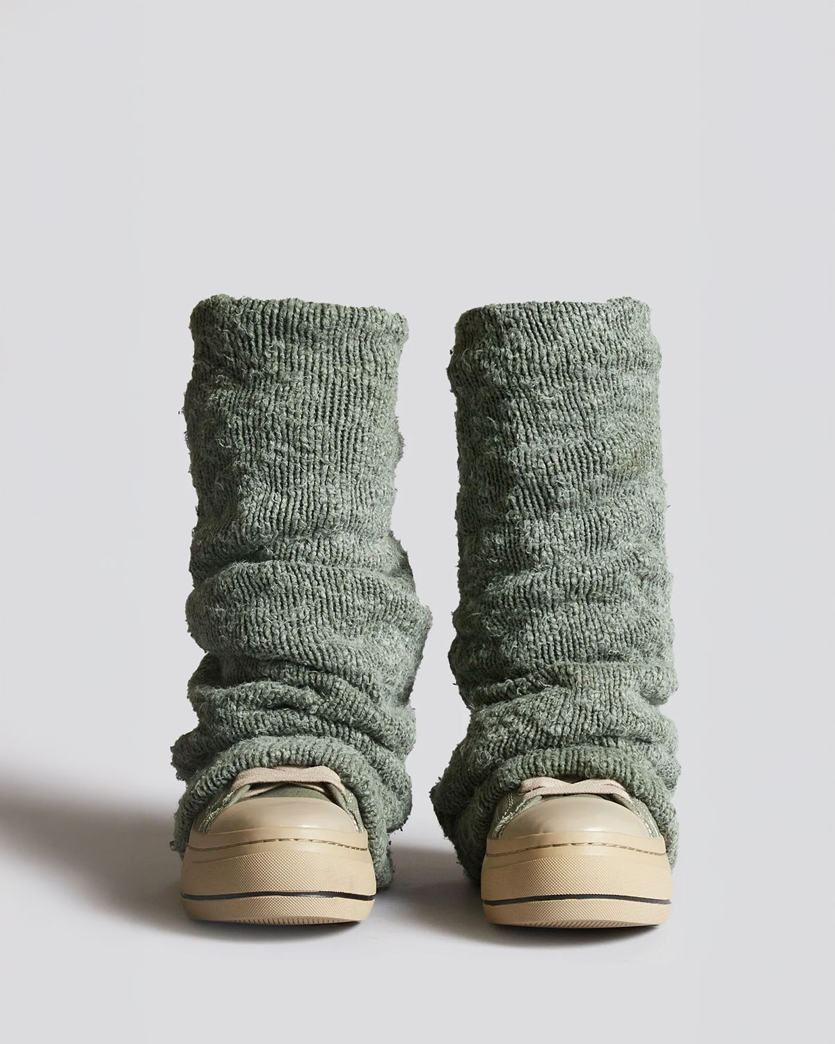 Produit Baskets compensées en toile kaki avec guêtre en tricot kaki Kurt R13. Face.