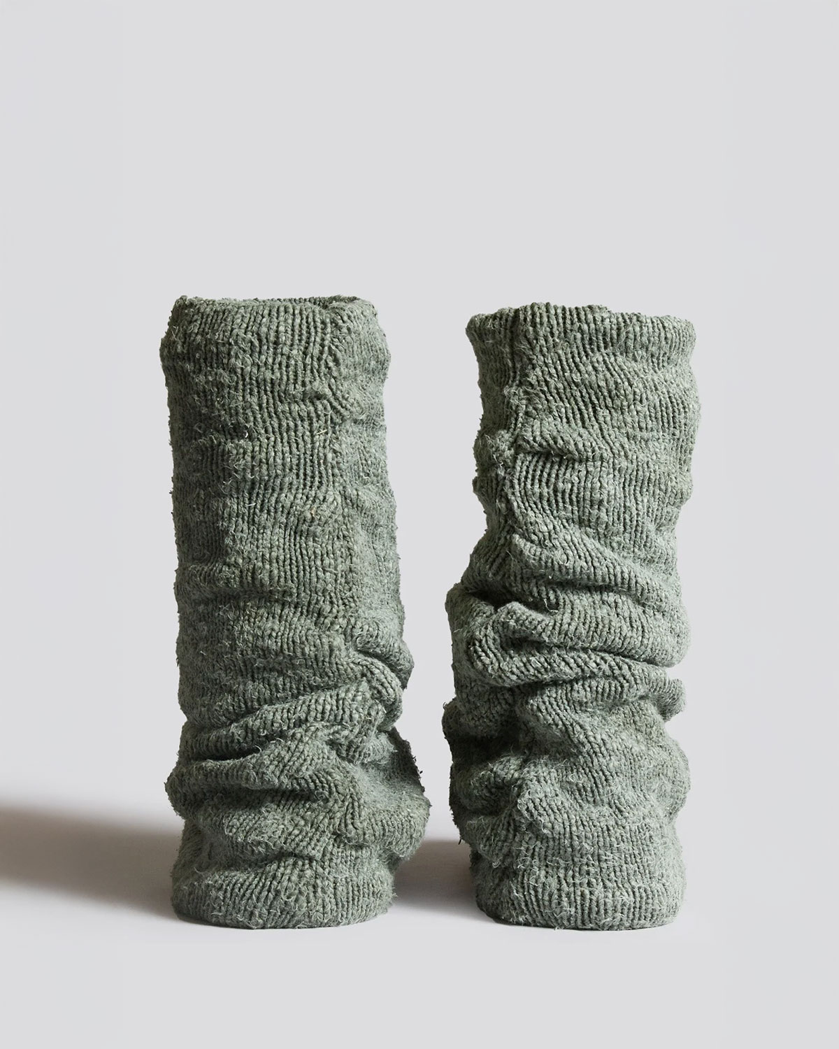 Baskets compensées en toile kaki avec guêtre en tricot kaki Kurt R13. Dos.