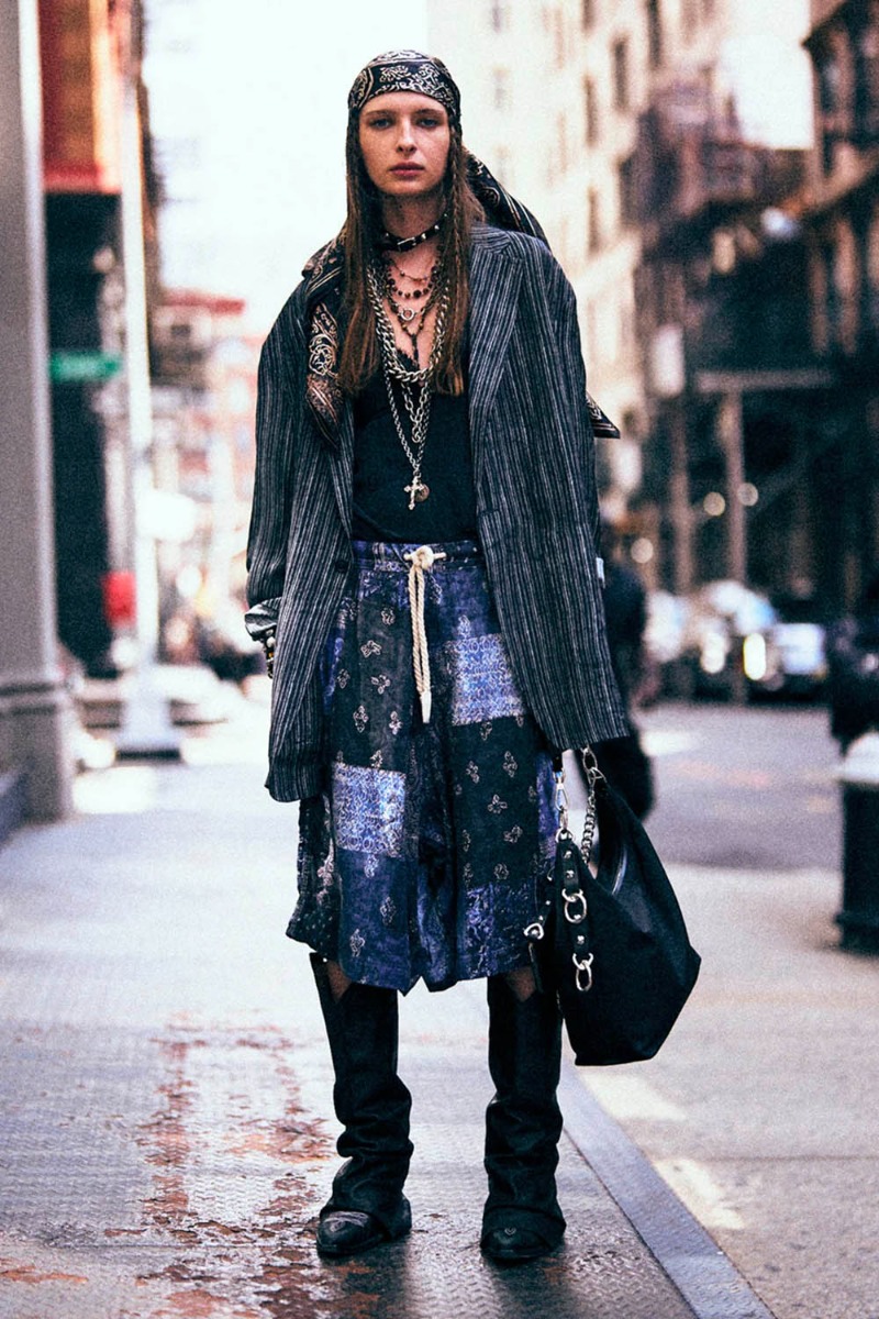 Short long sarouel Carpenter Jesse R13 en coton imprim&eacute; bandana bleu, port&eacute; de face avec une veste.