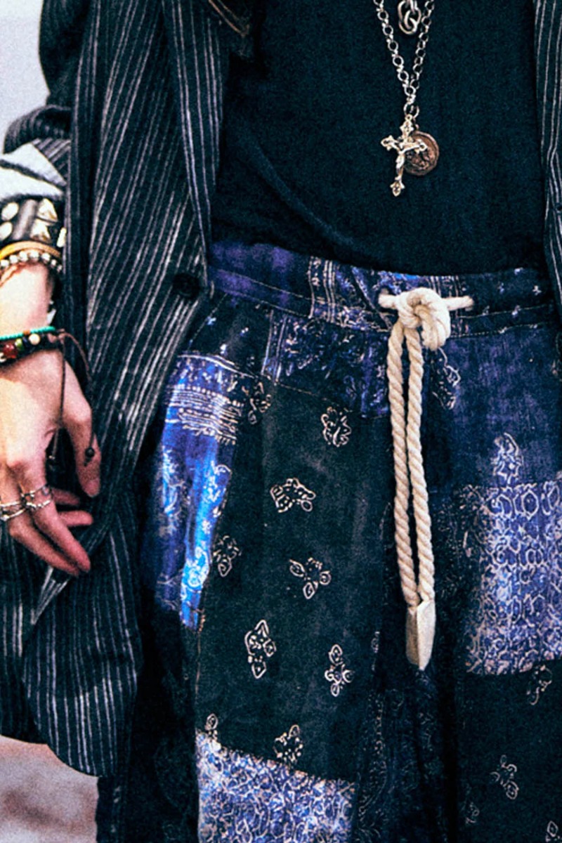 Short long sarouel Carpenter Jesse R13 en coton imprim&eacute; bandana bleu. D&eacute;tail du lien de serrage.